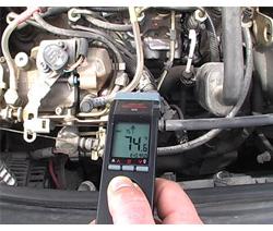 Vrification de la temprature du moteur avec le thermomtre laser