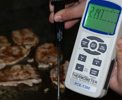 Vérification de la température avec le thermomètre portable multicanal