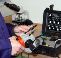 Le vérificateur VDE analysant quelques appareils électroniques