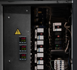 Le régulateur de processus incorporé dans une armoire électrique.