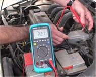 Vérifiant les masses électriques d'un véhicule avec la série d'analyseurs de spectre PCE-DM22.