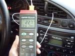 Contrôleurs de température TL-305 pour effectuer des mesures de température de l'air à l'intérieur d'une voiture.