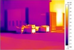 Image capturée par un détecteur infrarouge à l'extérieur d'un entrepôt.
