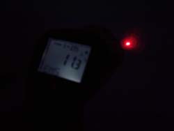Les mesureurs de température lasers PCE-889 travaillant dans l'obscurité.