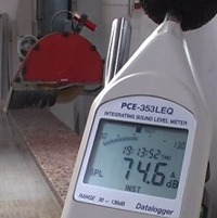 Vérification du niveau de bruit sur le lieu de travail avec les mesureurs de son PCE-353.