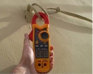 Pinces ampèremétriques DT-3341 vérifiant le courant consommé durant un raccord.
