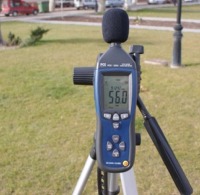 Vérification du niveau de bruit d'un espace vert avec les sonomètres PCE-322A.