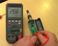 Vérifiant les branchements d'un appareil avec les testeurs de câbles série W-20 TRMS. 