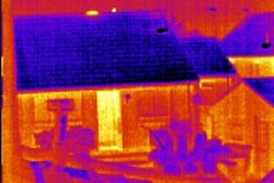 Image effectuée par une thermocaméra de l'extérieur d'une maison.