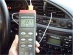 Thermomètres TL-305 pour effectuer des mesures de température de l'air à l'intérieur d'une voiture.